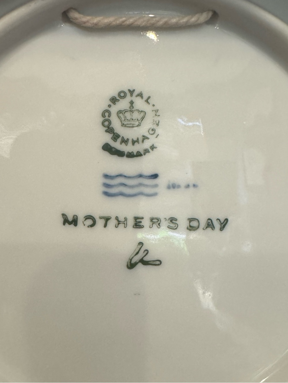 1974 Royal Copenhagen White Porcelain Mother's Day Wall Plaque - Picture 3 of 3